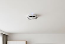 Rauchmelder piept: Ursachen, Fehlalarmen und Lösungen