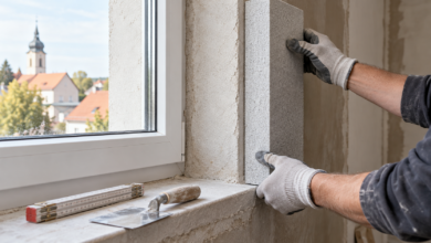 KI-Illustration: Mineralische Dämmplatte wird vor der Montage an einer inneren Fensterlaibung geprüft [Bildinhalt mit KI erstellt]