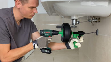 Anwendung einer Rohrreinigungsspirale unter dem Waschbecken 1