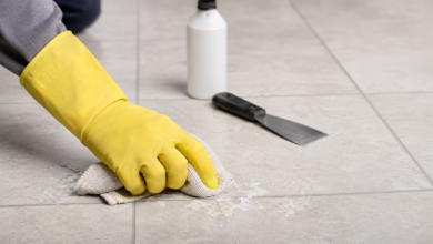 Kleber von Fliesen entfernen