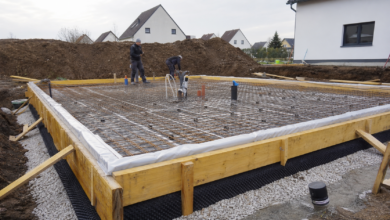Bodenplatte ohne Keller mit Bewehrung, Schalung und Abdichtung auf einer Baustelle
