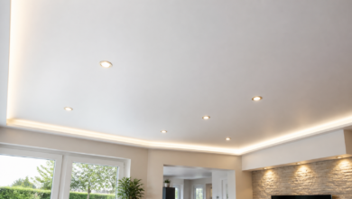 Moderne weiße Spanndecke mit integrierten LED-Spots und indirekter Beleuchtung