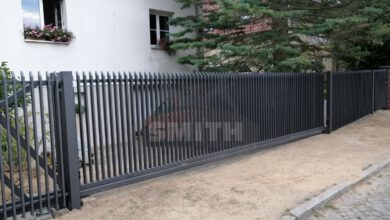 metallzaun anthrazit mit tor [Bildinhalt mit KI erstellt]