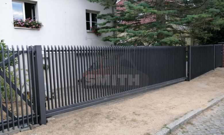 metallzaun anthrazit mit tor [Bildinhalt mit KI erstellt]