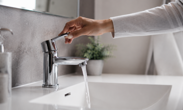 Wasserhahn auf- und zudrehen: einfache Anleitung