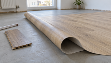 KI-Illustration: PVC-Bahnenware auf vorbereitetem Untergrund neben einem entfernten Laminatmuster [Bildinhalt mit KI erstellt]