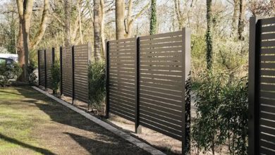 Aluminiumzäune als Gestaltungselement [Bildinhalt mit KI erstellt]