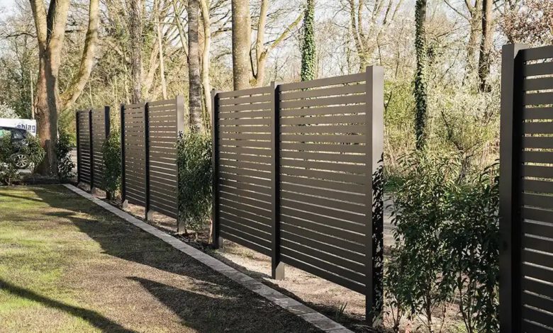 Aluminiumzäune als Gestaltungselement [Bildinhalt mit KI erstellt]