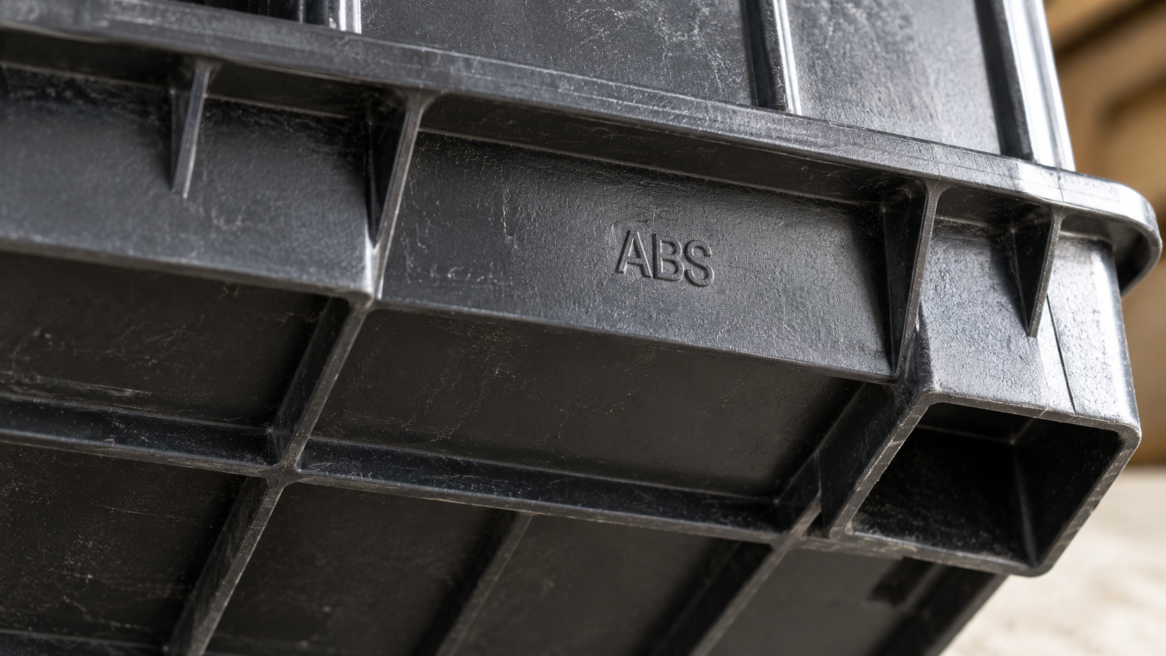 Die eingeprägte Materialkennzeichnung ABS hilft bei der Auswahl eines ausdrücklich geeigneten Klebstoffs. [Bildinhalt mit KI erstellt]