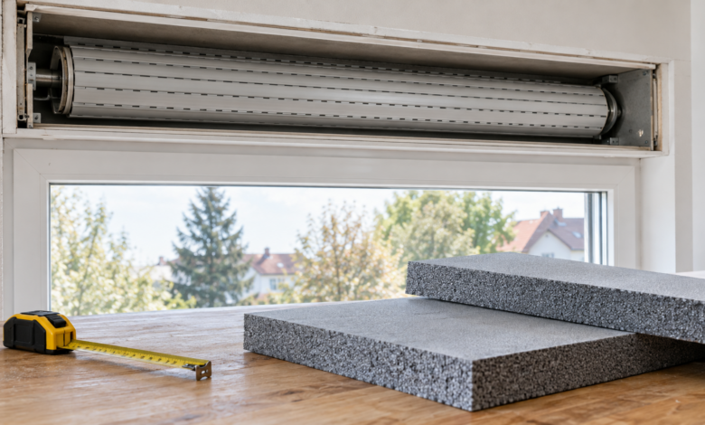 KI-Illustration: offener Rollladenkasten und Dämmplatten beim Aufmaß [Bildinhalt mit KI erstellt]