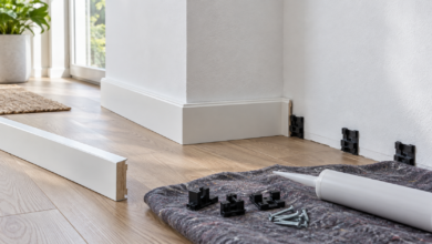KI-Illustration weißer Sockelleisten mit Clips, Schrauben und Montagekleber [Bildinhalt mit KI erstellt]